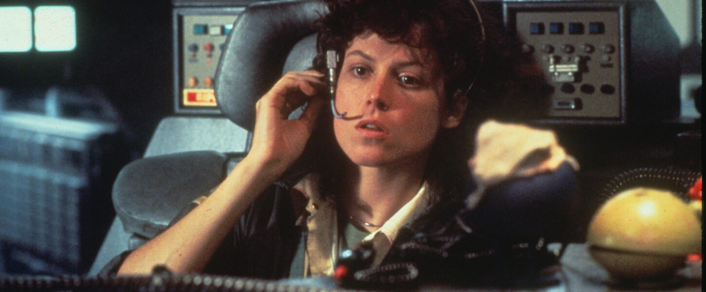 Päähenkilö Luutnantti Ripley avaruushinaajan ohjaamossa.