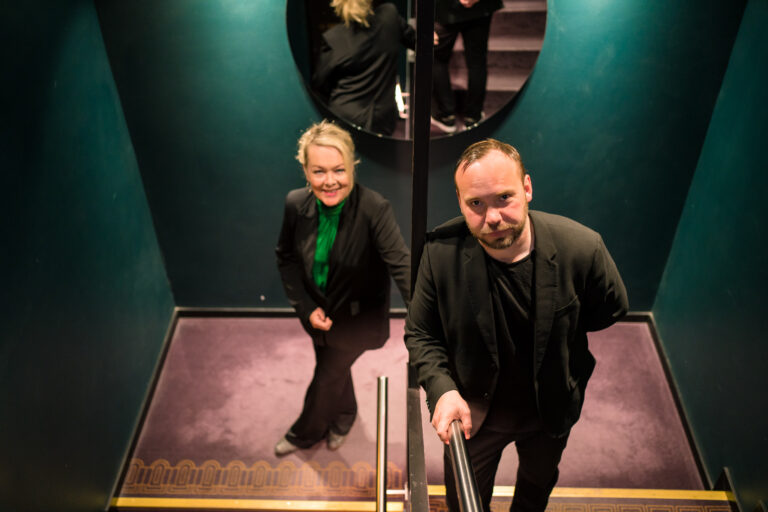 Ohjaaja Valdimar Johansson ja tuottaja Hrönn Kristinsdottir hotellin portaikossa. 