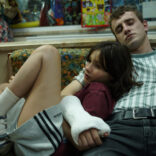 Aftersun-elokuvan päähenkilöt Sophie ja Calum makaavat sohvalla